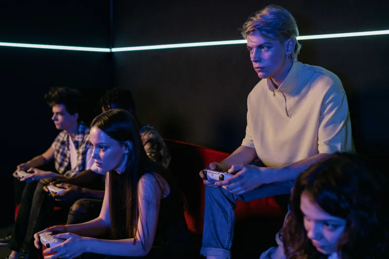 When the Crowd Gets Loud: How Playing With Others Rewires Your Betting Brain