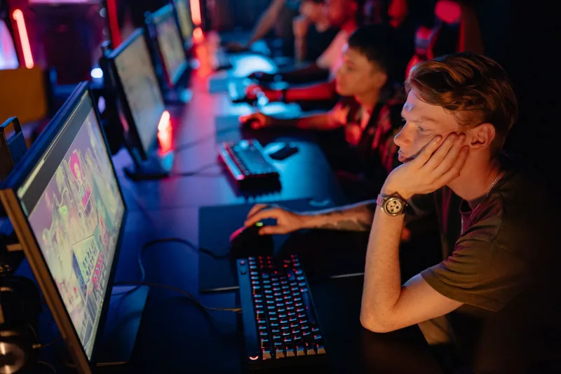 Lights On, Stakes Up: How the Crowd Changes Everything About the Way You Play